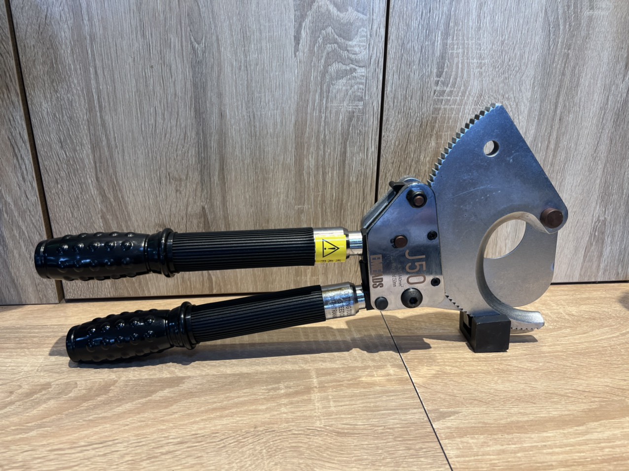 K&igrave;m cắt c&aacute;p nh&ocirc;ng EMEADS J50