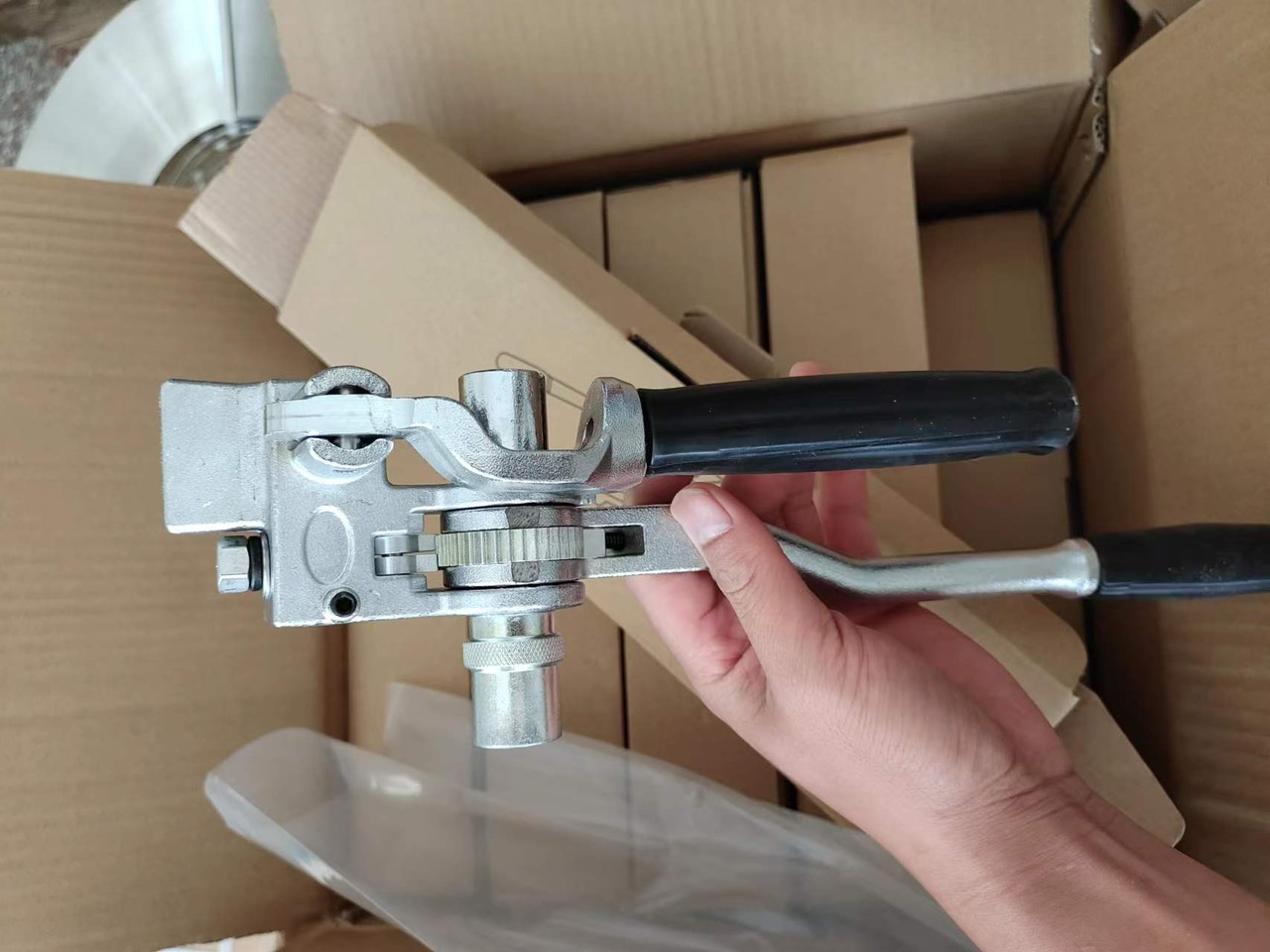 K&igrave;m xiết đai inox S240 China