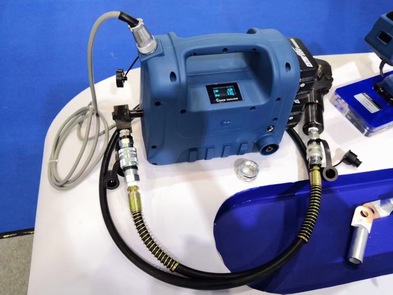 M&aacute;y bơm thủy lực d&ugrave;ng pin KORT EHB-700