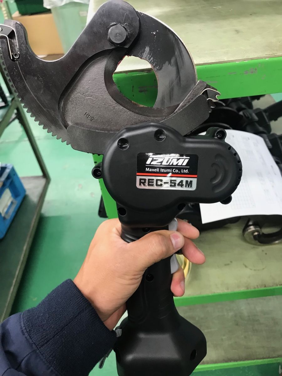 M&aacute;y cắt c&aacute;p pin IZUMI REC-54M