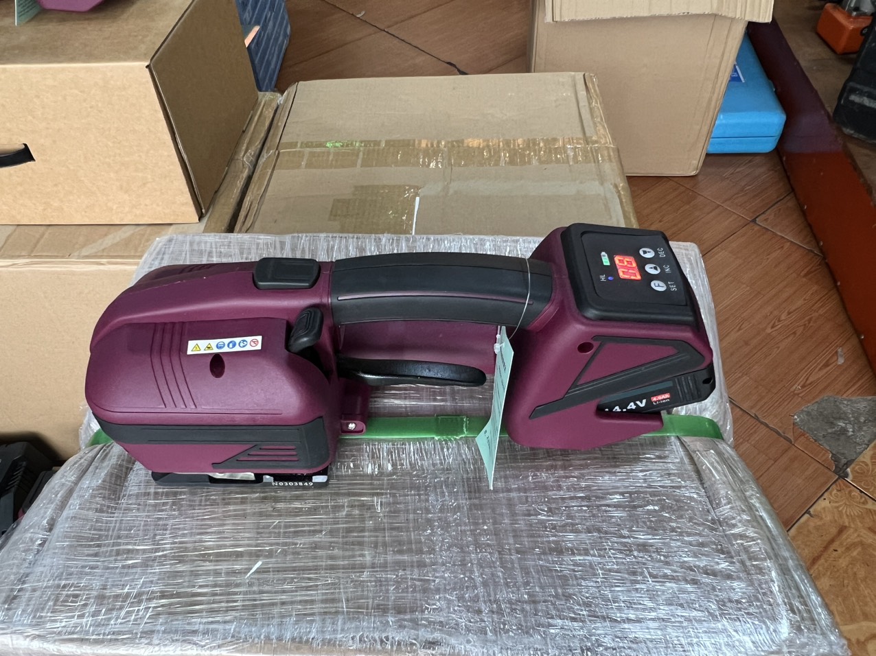 M&aacute;y đ&oacute;ng đai nhựa d&ugrave;ng Pin F-200S